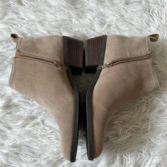 NWOB Lucky Brand Falila Women’s bootie in Taupe size 8M - Picture 5 of 11